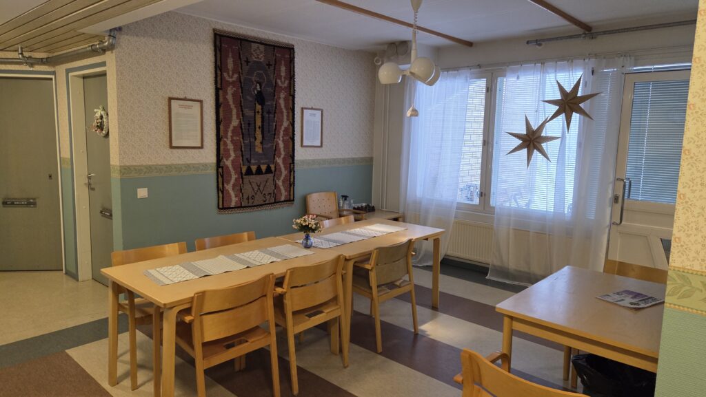 Pöytäryhmä yhteisessä oleskelutilassa.