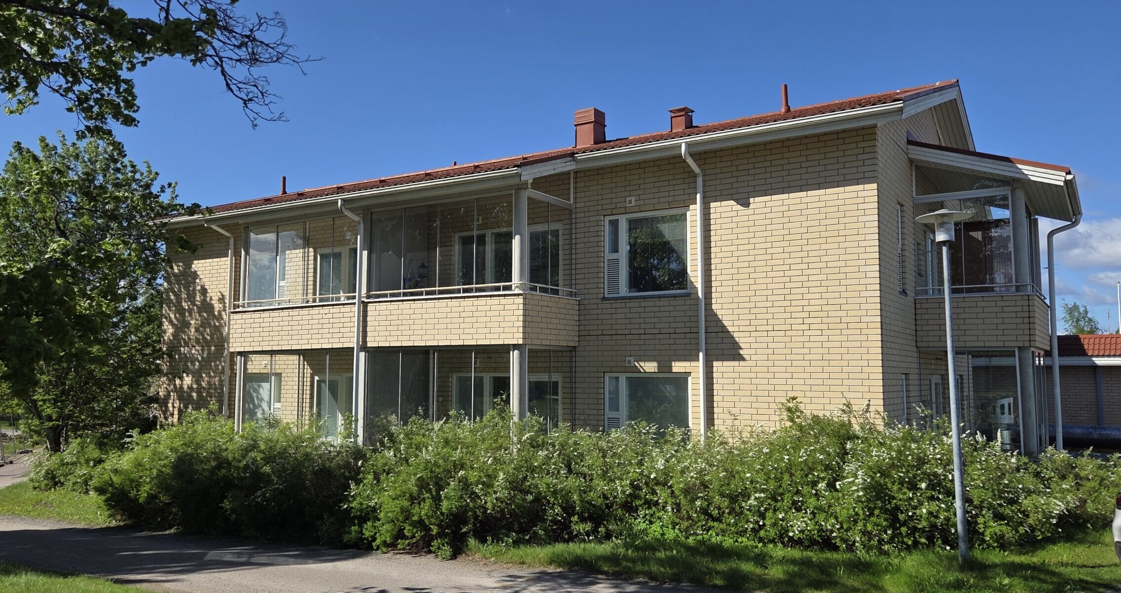 Palvelutalon julkisivu takapihalta.